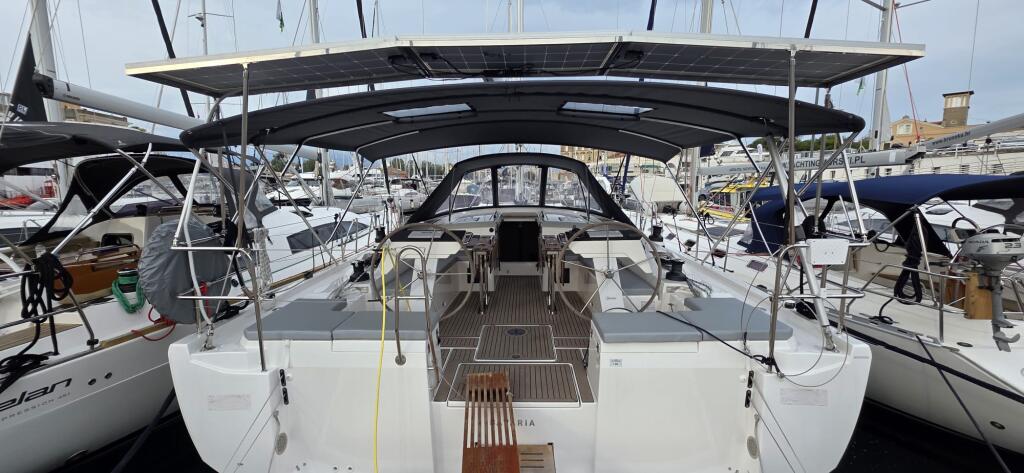 Sailing yacht 