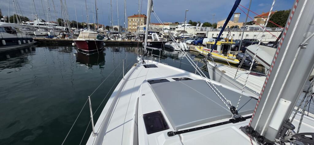 Sailing yacht 