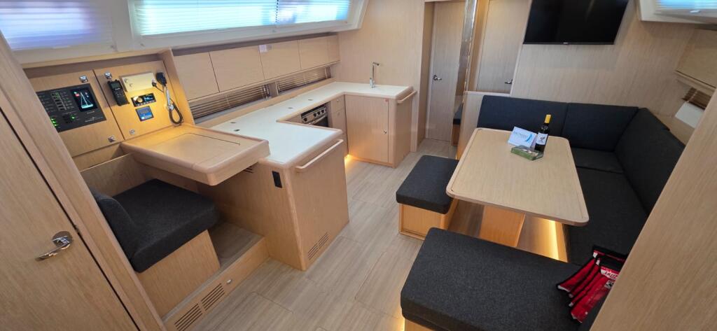 Sailing yacht 