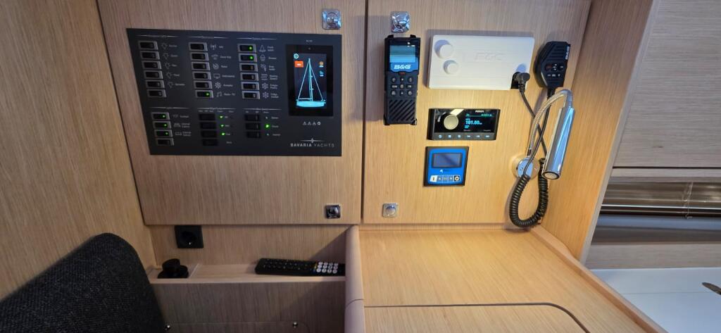 Sailing yacht 