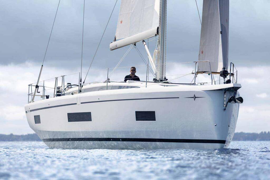 Sailing yacht 