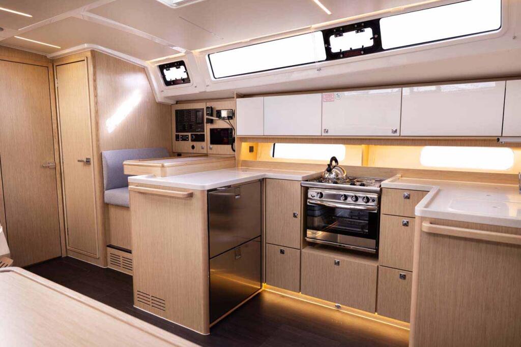 Sailing yacht 