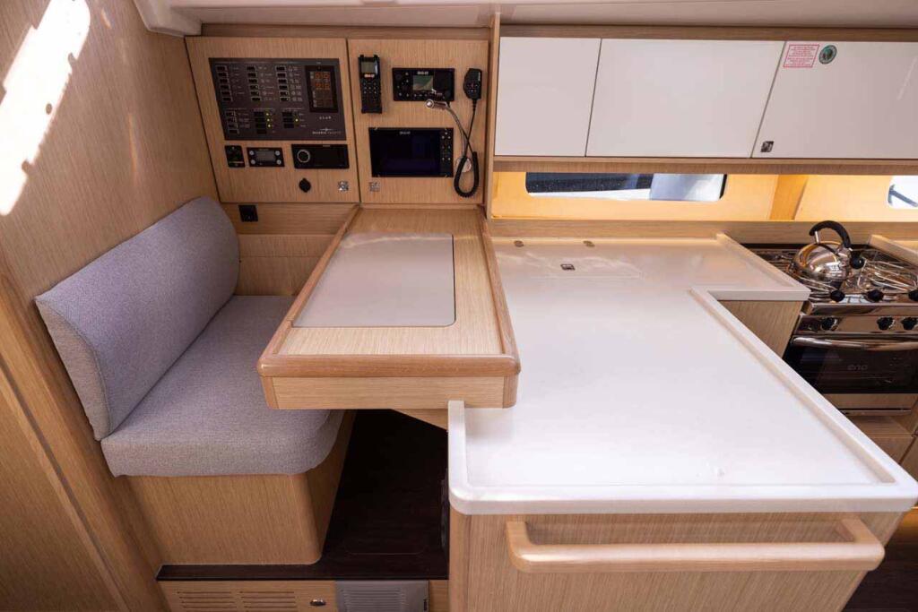 Sailing yacht 