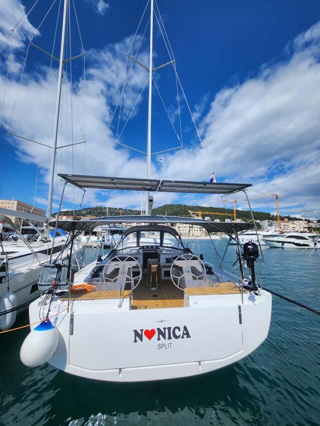 Sailing yacht 