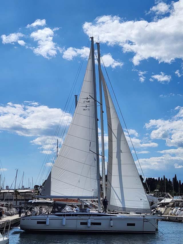 Sailing yacht 