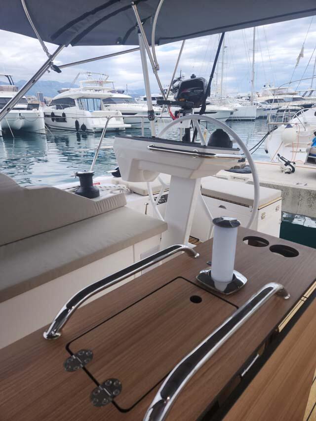 Sailing yacht 
