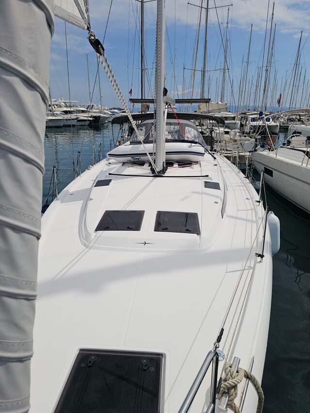 Sailing yacht 