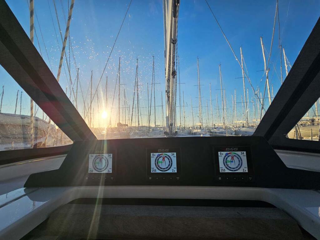 Sailing yacht 