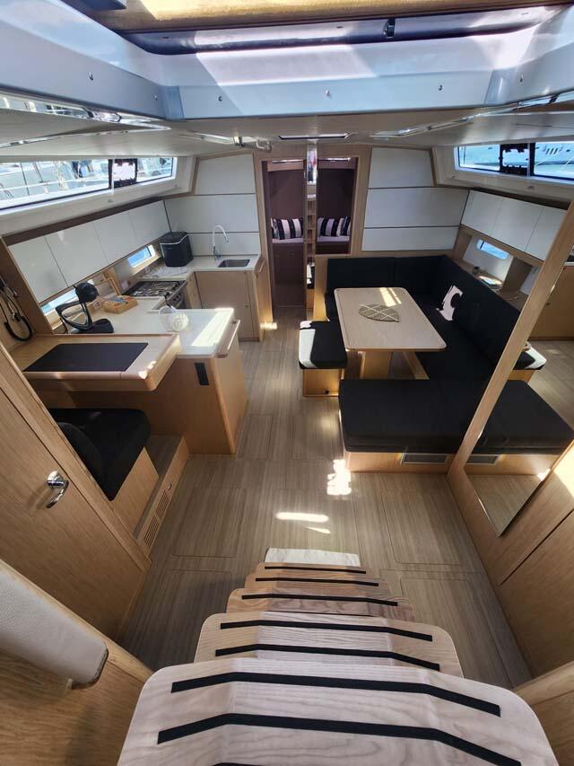 Sailing yacht 