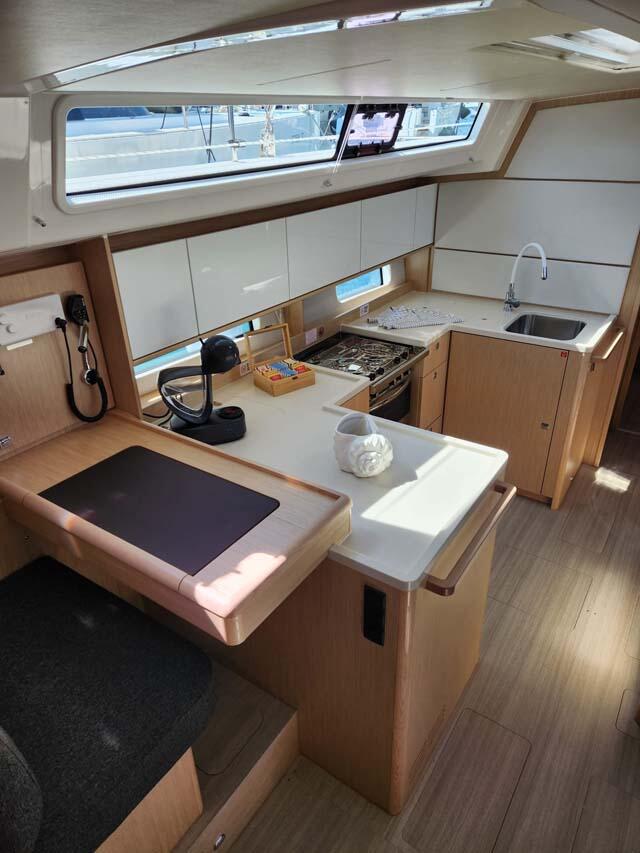 Sailing yacht 