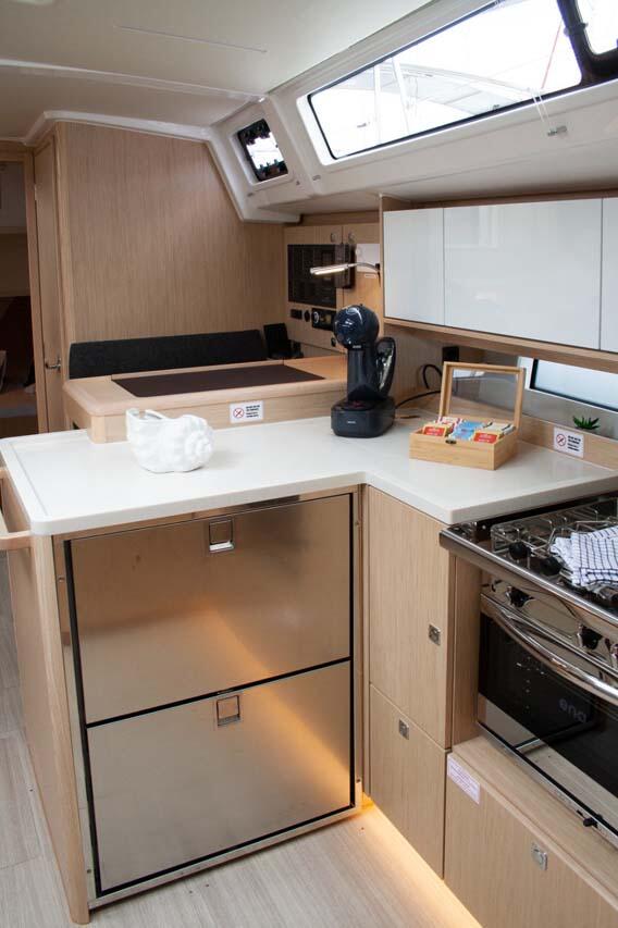Sailing yacht 