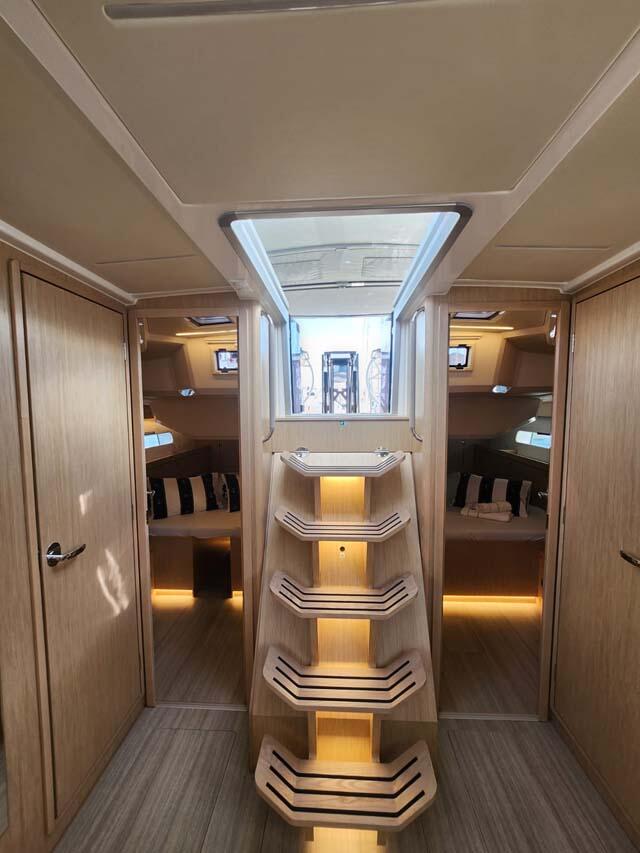 Sailing yacht 
