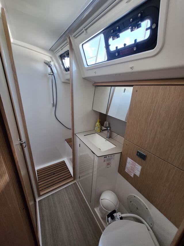 Sailing yacht 
