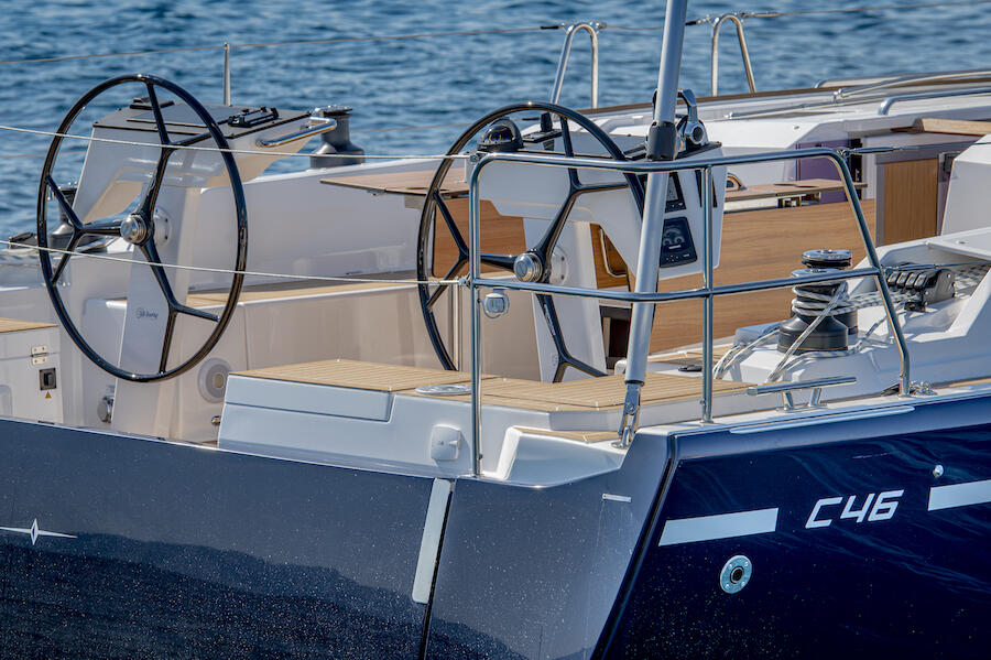 Sailing yacht 