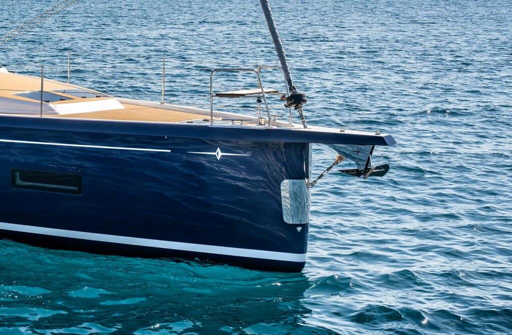 Sailing yacht 