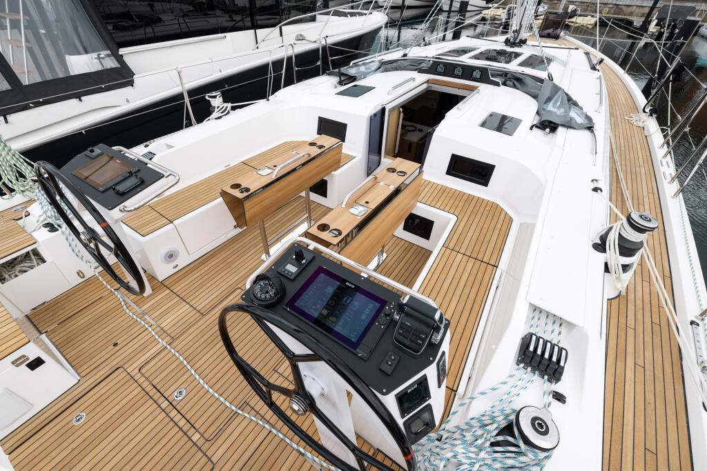 Sailing yacht 