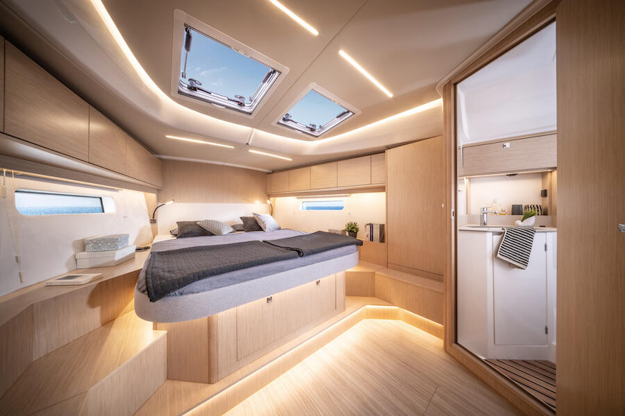 Sailing yacht 