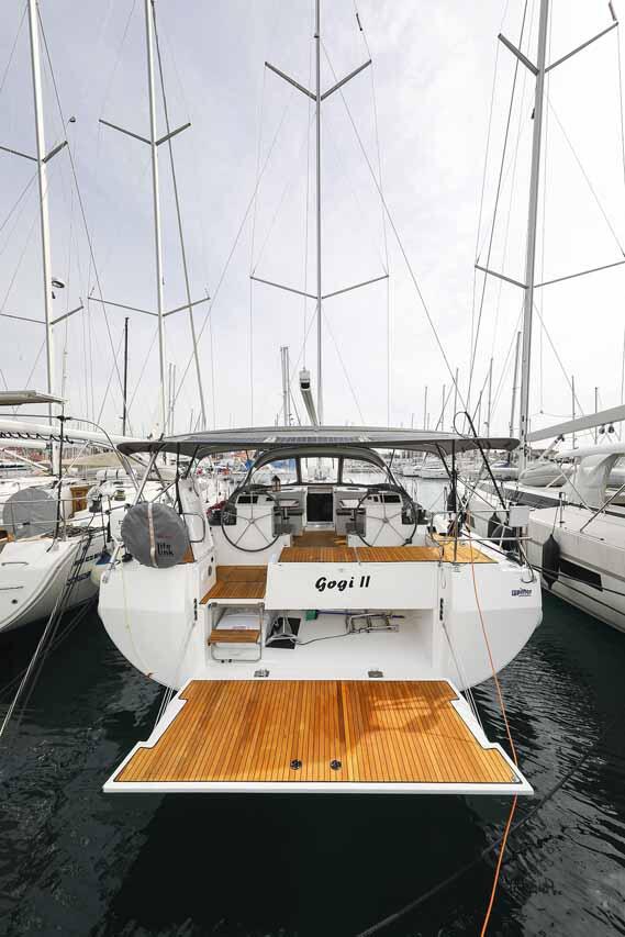 Sailing yacht 