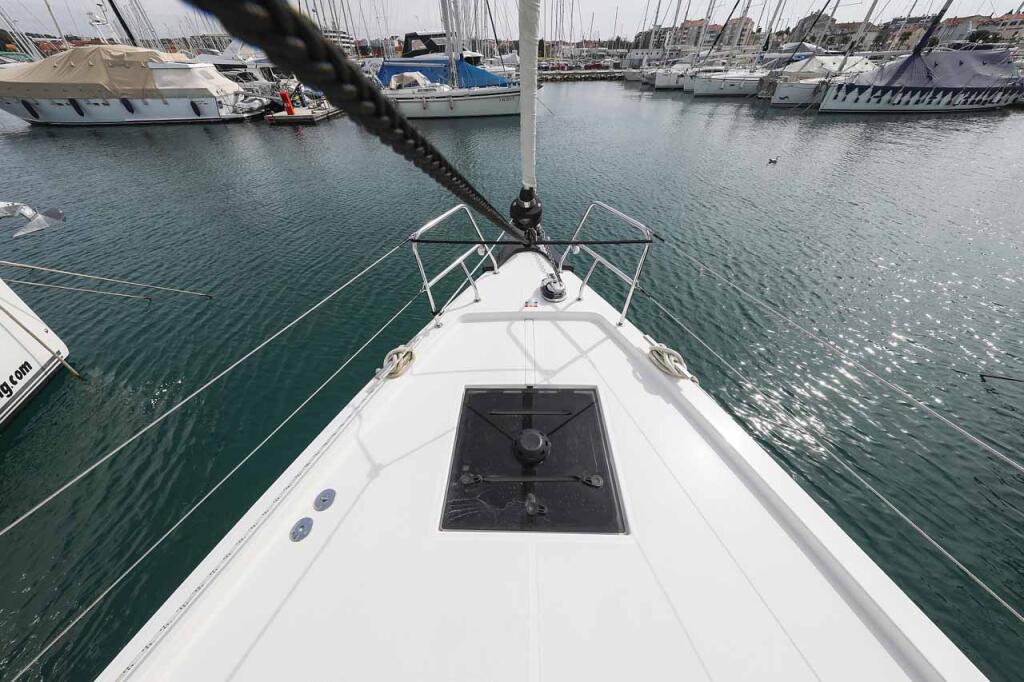 Sailing yacht 