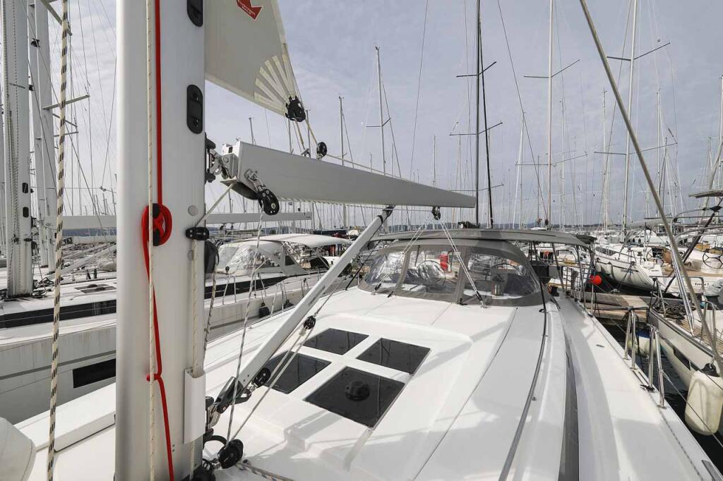 Sailing yacht 