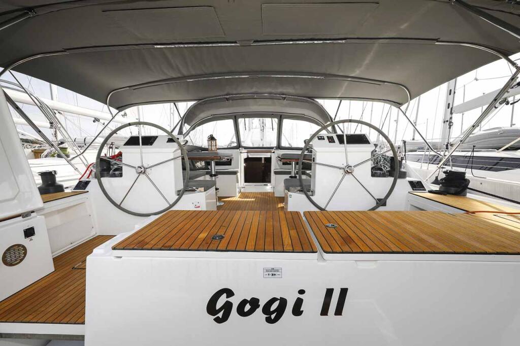 Sailing yacht 