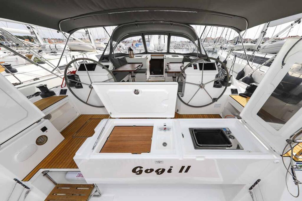 Sailing yacht 