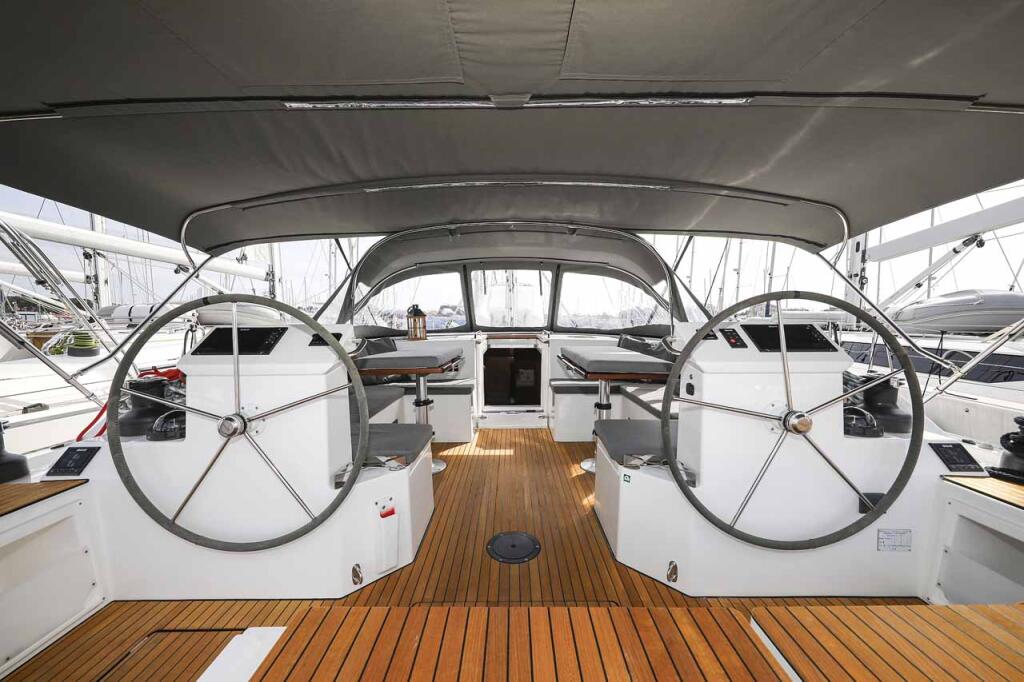 Sailing yacht 