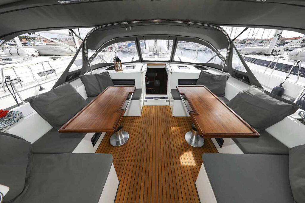 Sailing yacht 