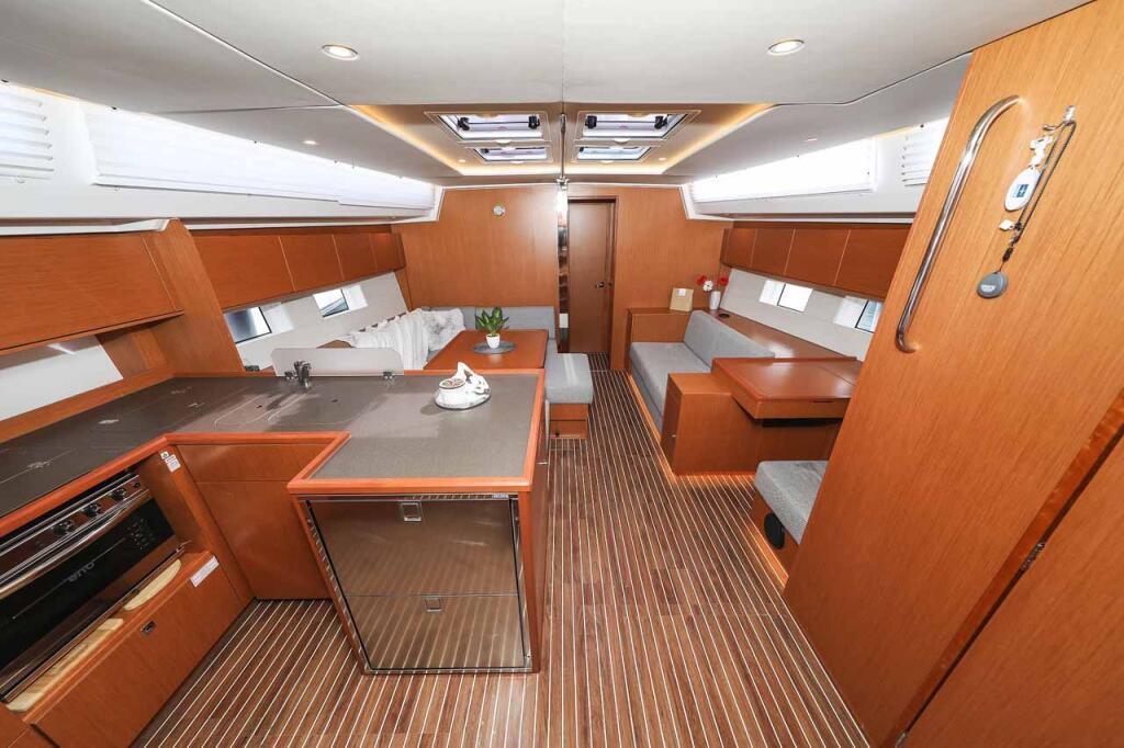 Sailing yacht 
