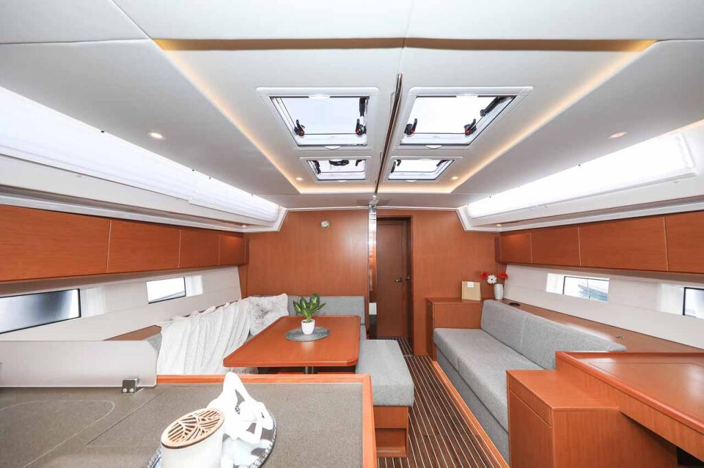 Sailing yacht 