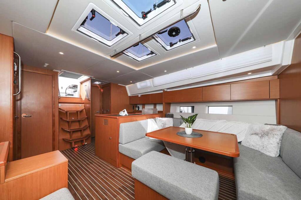 Sailing yacht 