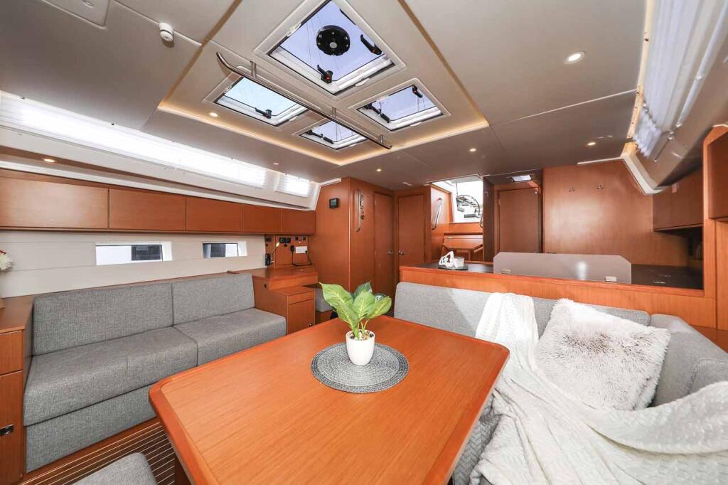 Sailing yacht 