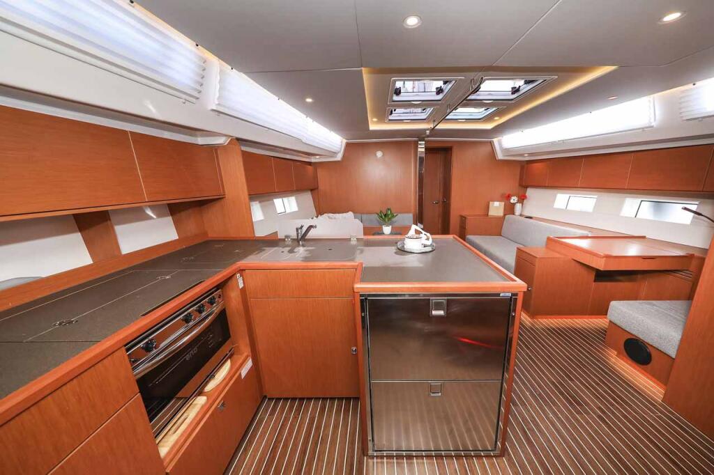 Sailing yacht 