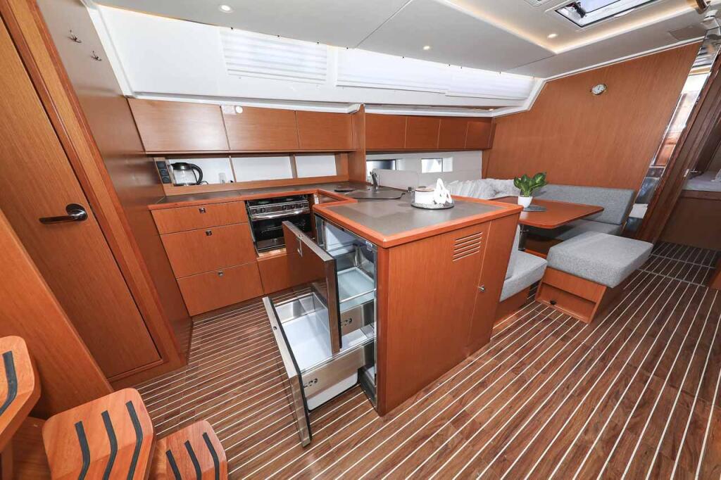 Sailing yacht 