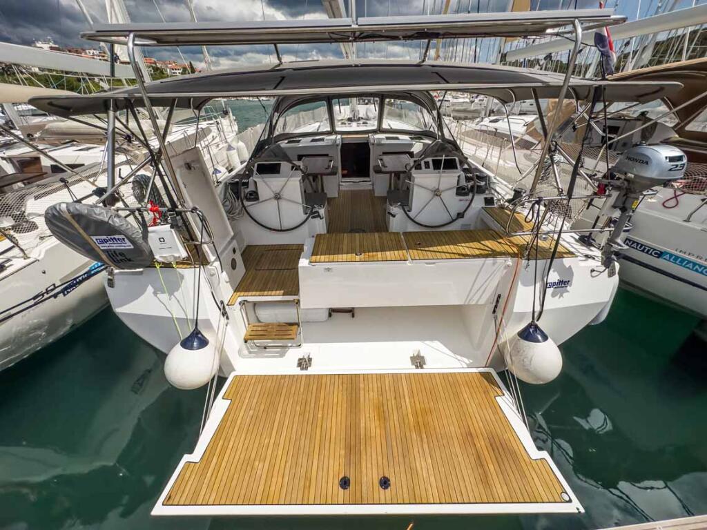 Sailing yacht 