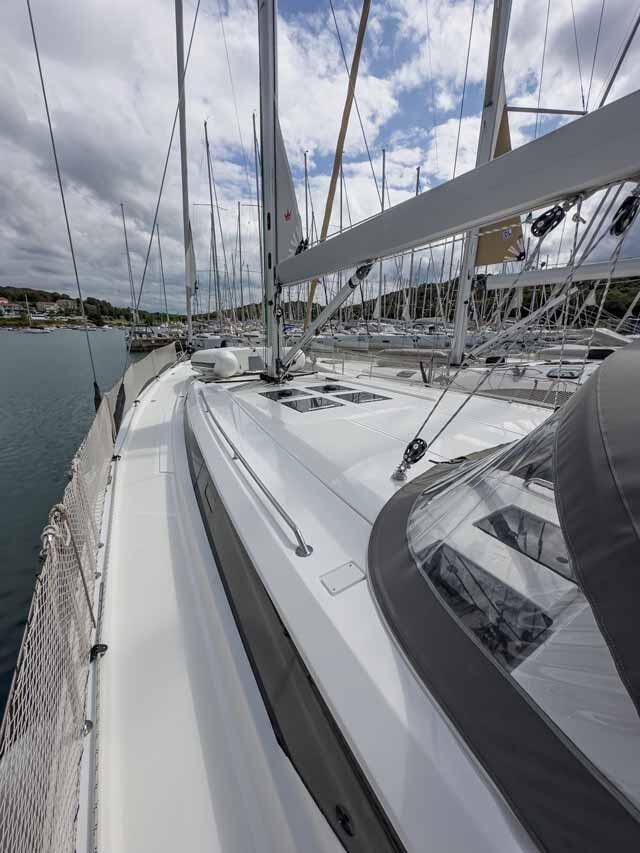 Sailing yacht 