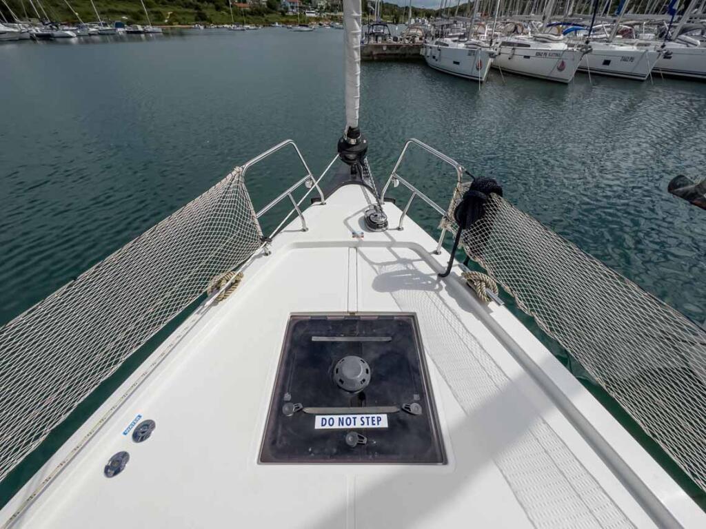 Sailing yacht 