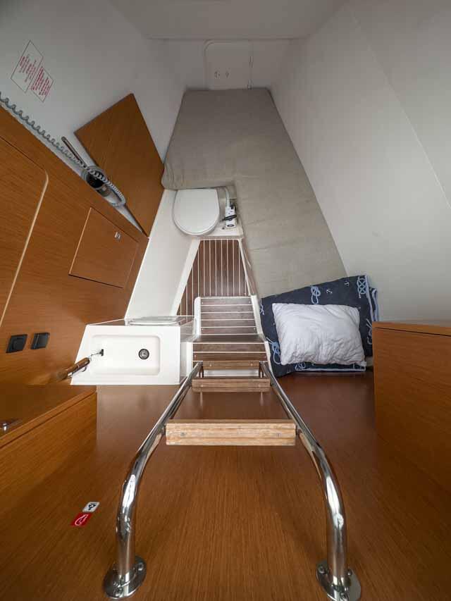 Sailing yacht 