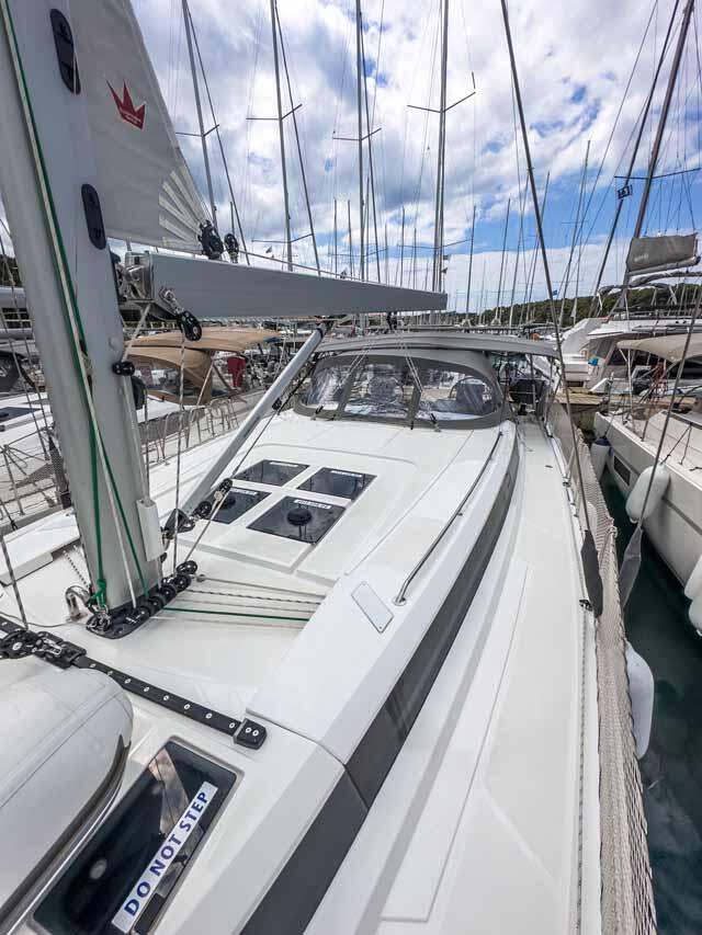 Sailing yacht 
