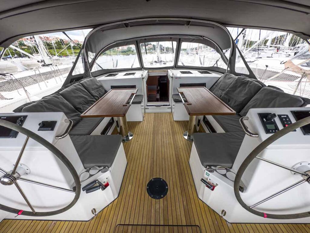 Sailing yacht 