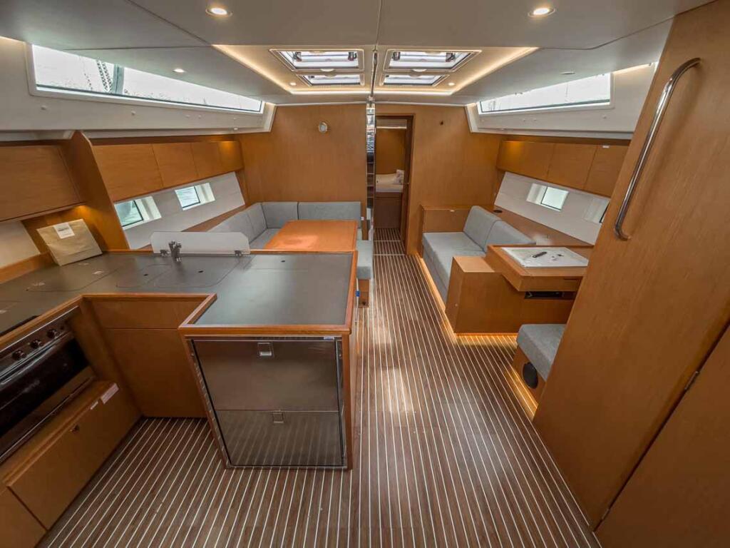 Sailing yacht 
