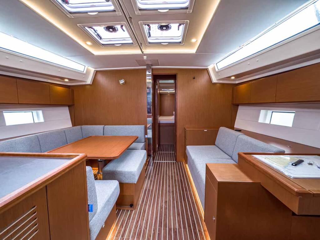 Sailing yacht 