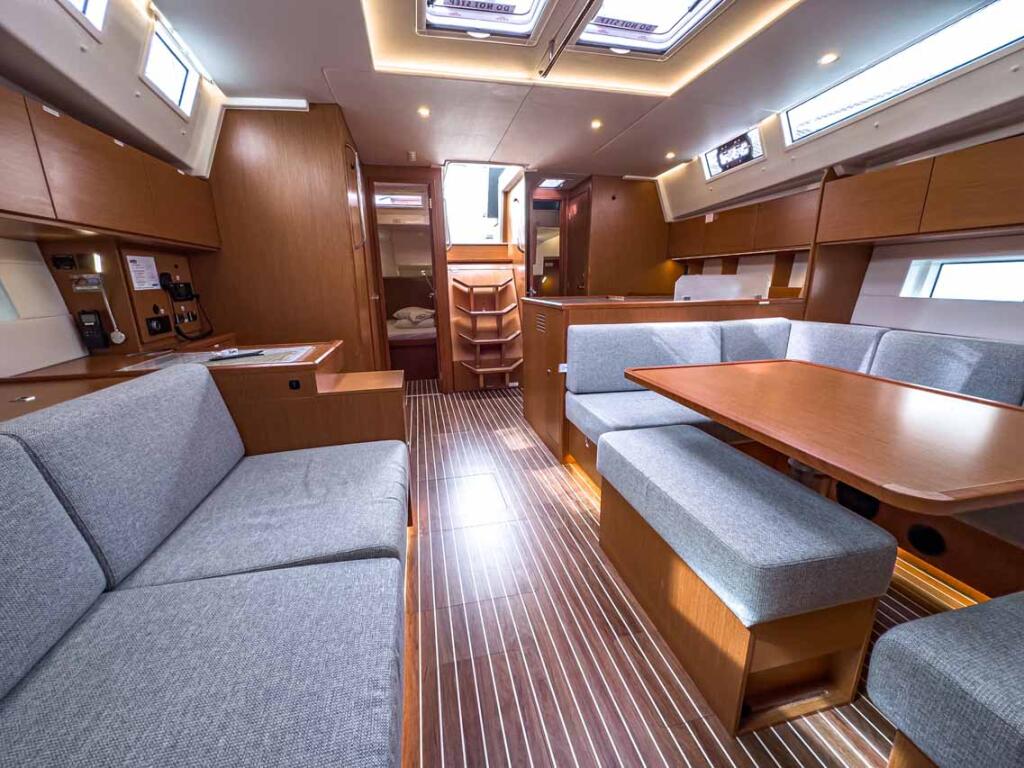 Sailing yacht 