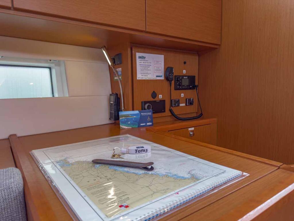 Sailing yacht 