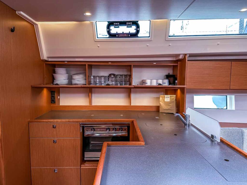 Sailing yacht 