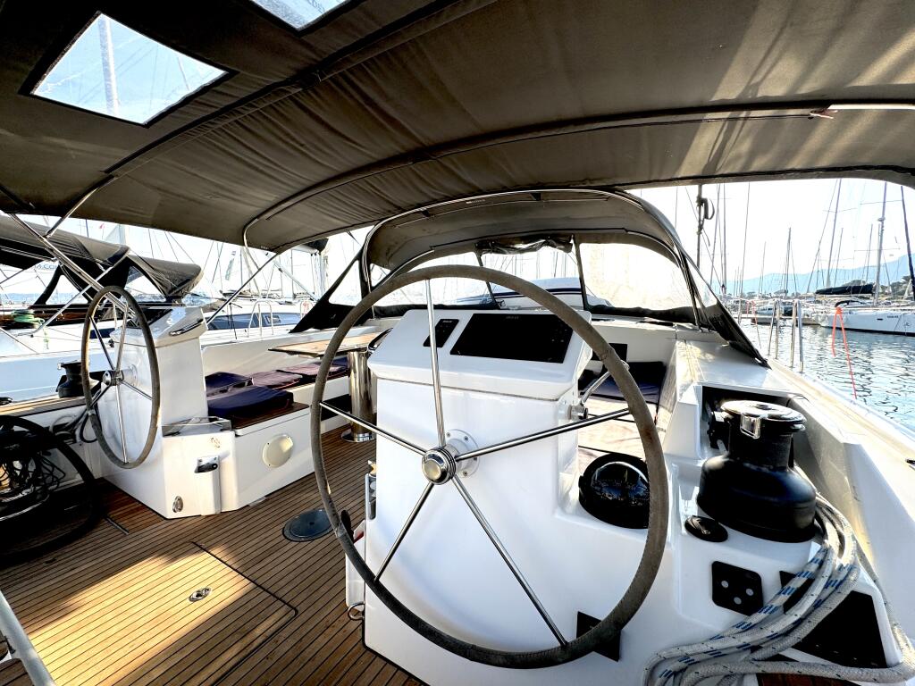 Sailing yacht 
