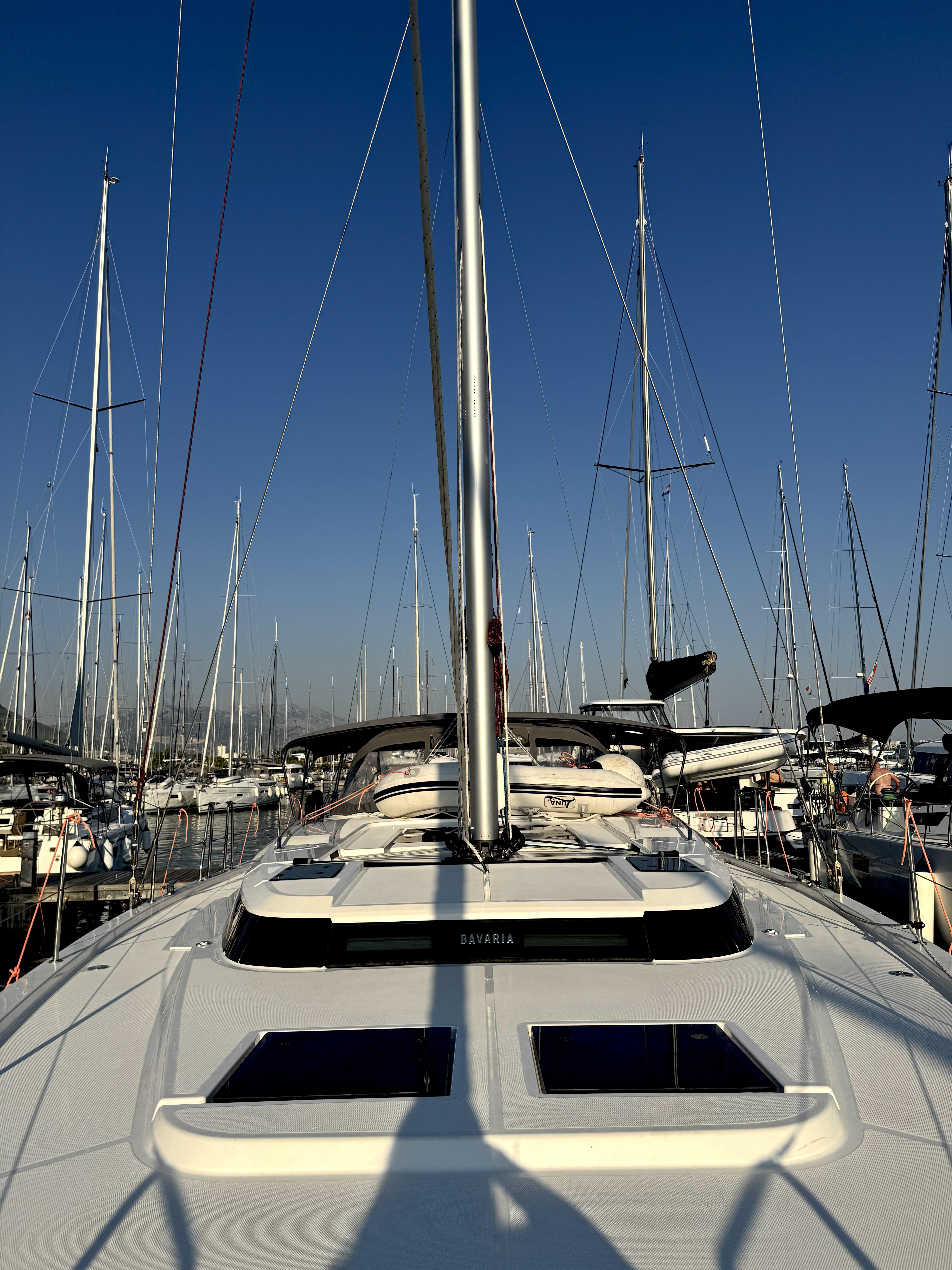 Sailing yacht 