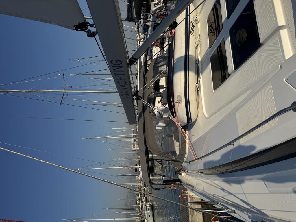 Sailing yacht 