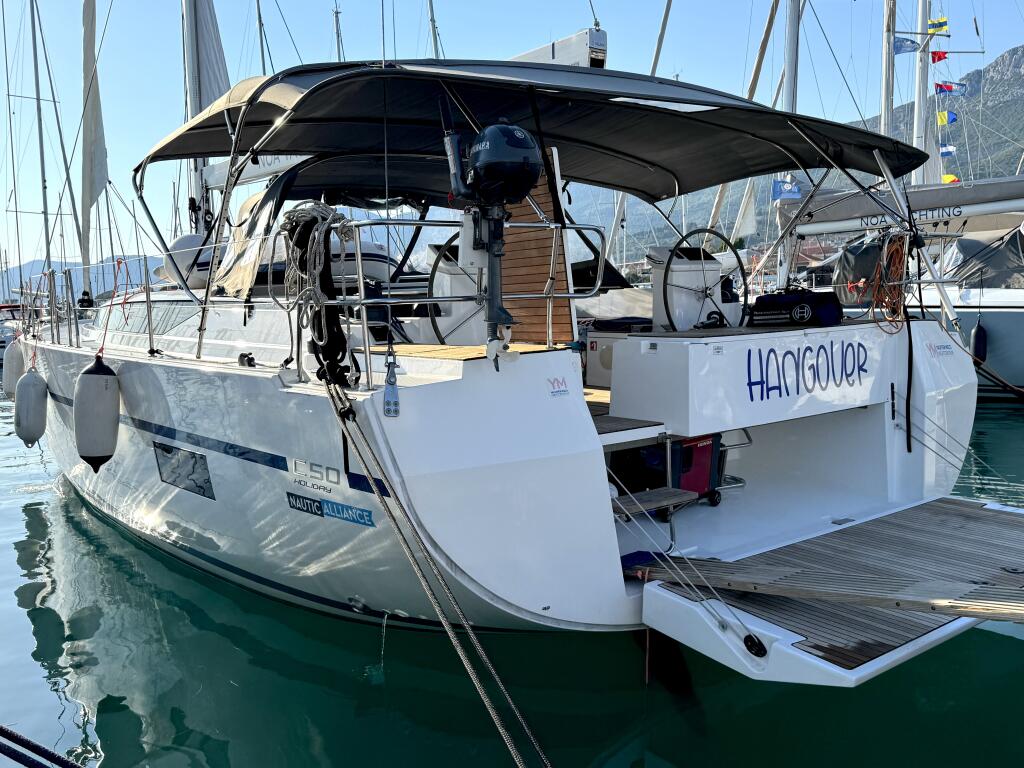 Sailing yacht 
