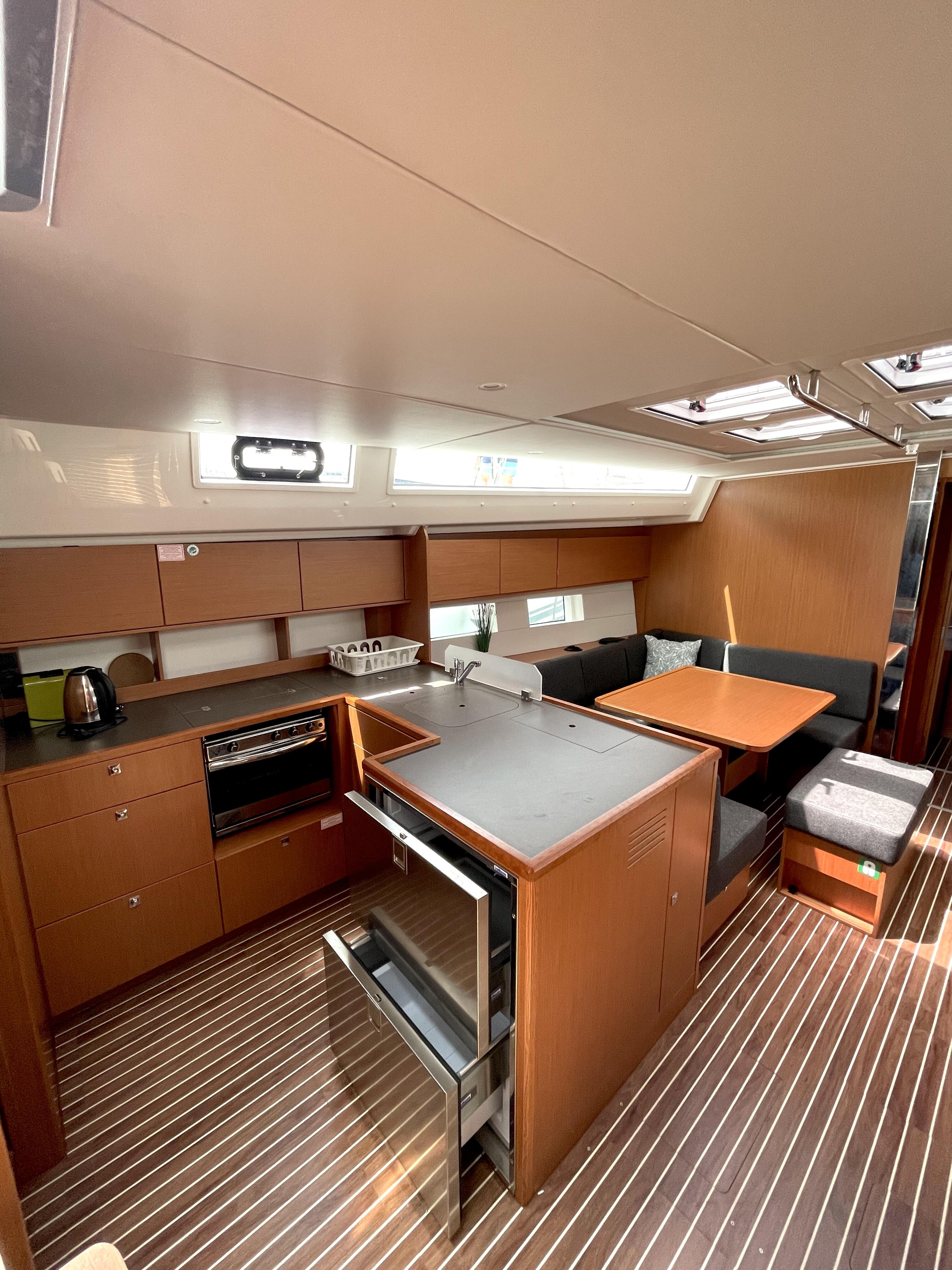 Sailing yacht 